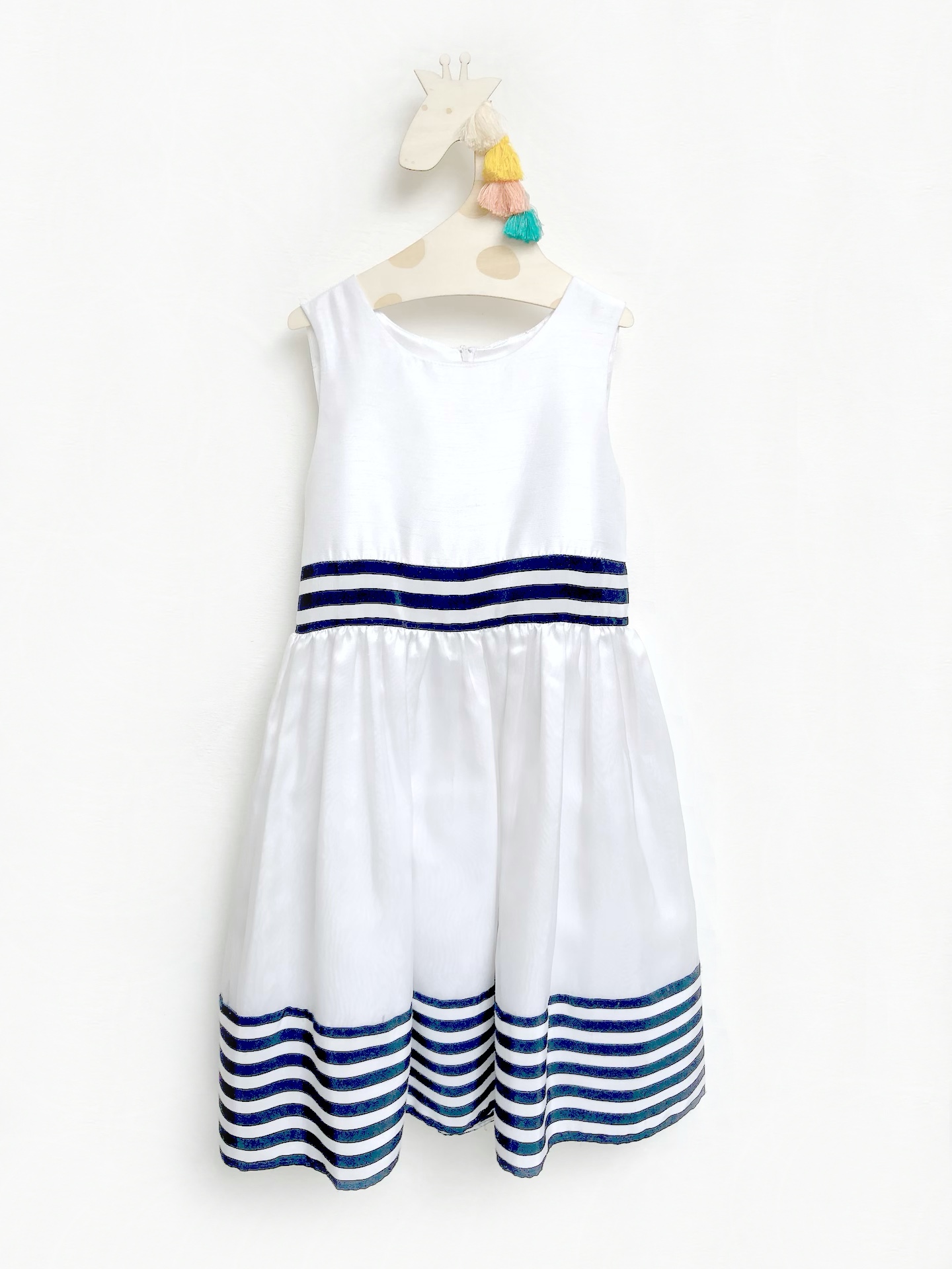 Vestido blanco con rayas azules