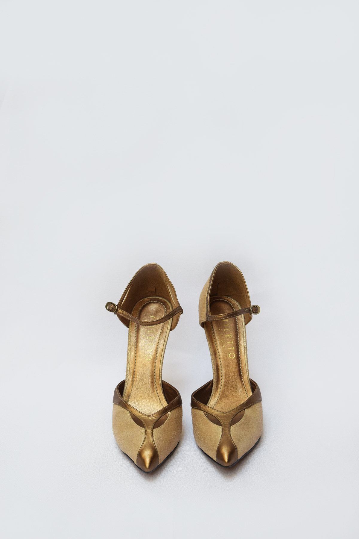 Zapatos en punta dorados