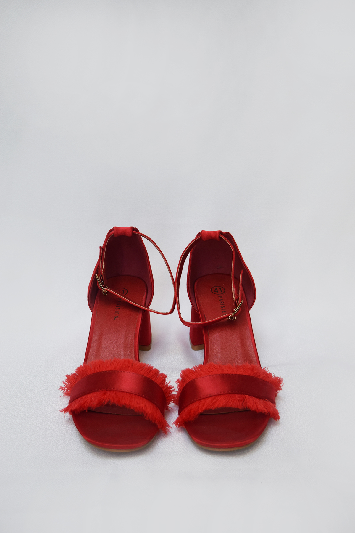 Sandalias en satén rojo con flecos