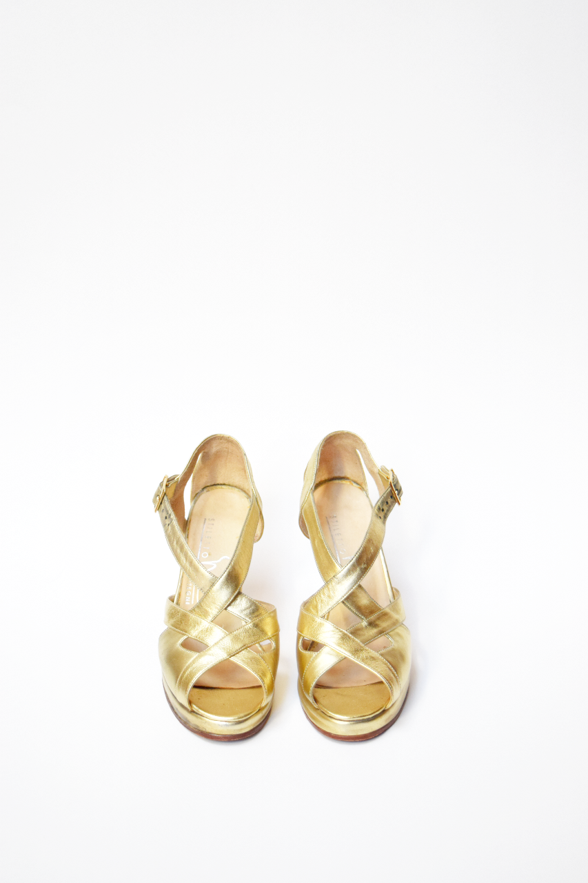 Sandalias doradas con tiras cruzadas