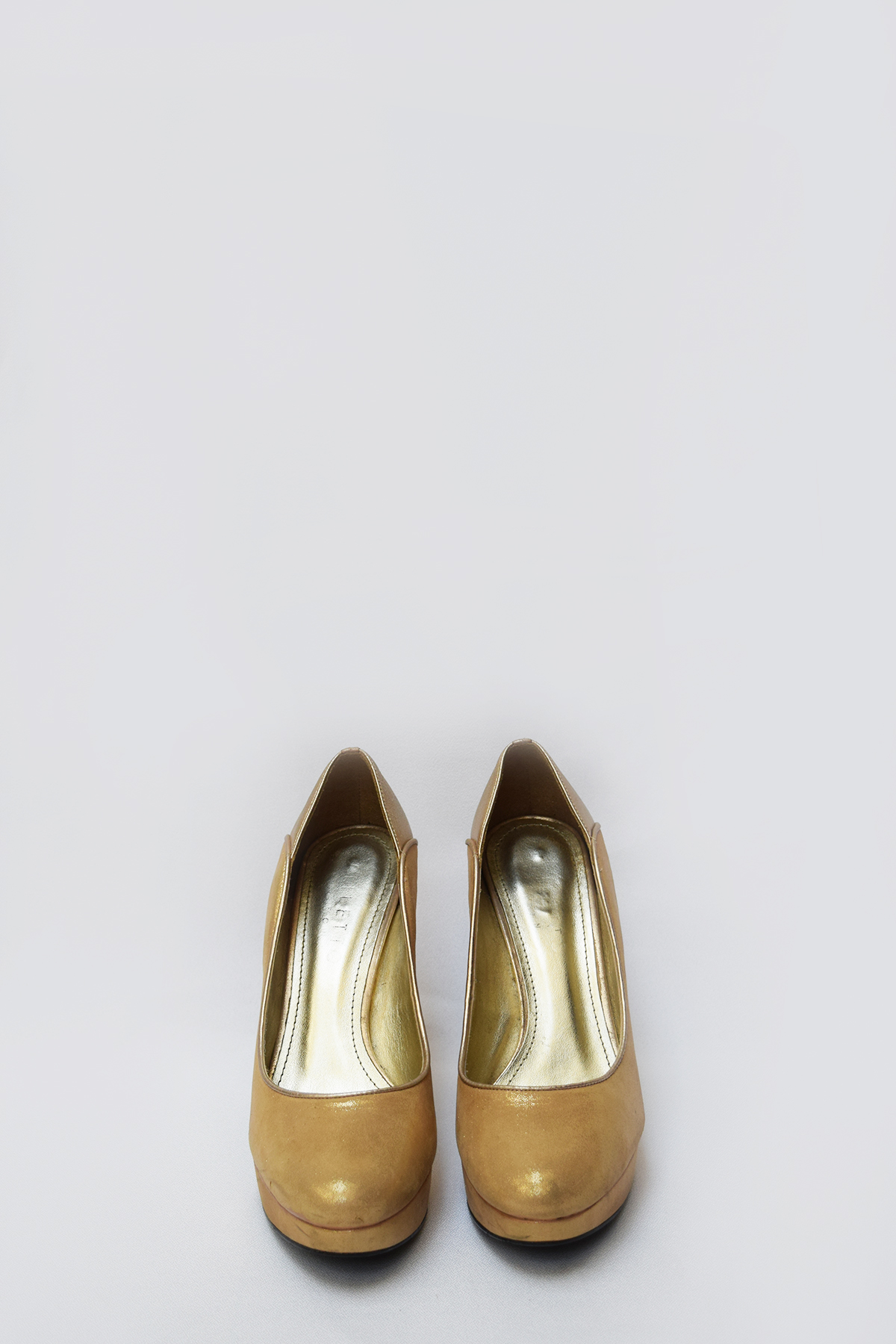 Zapatos cerrados en dos tonos de dorado