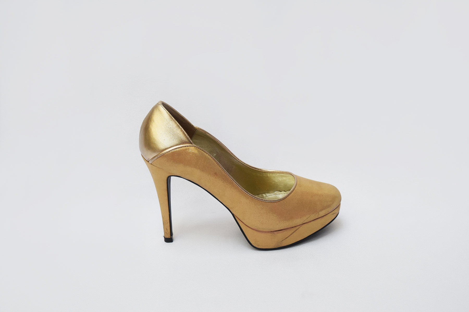 Zapatos cerrados en dos tonos de dorado