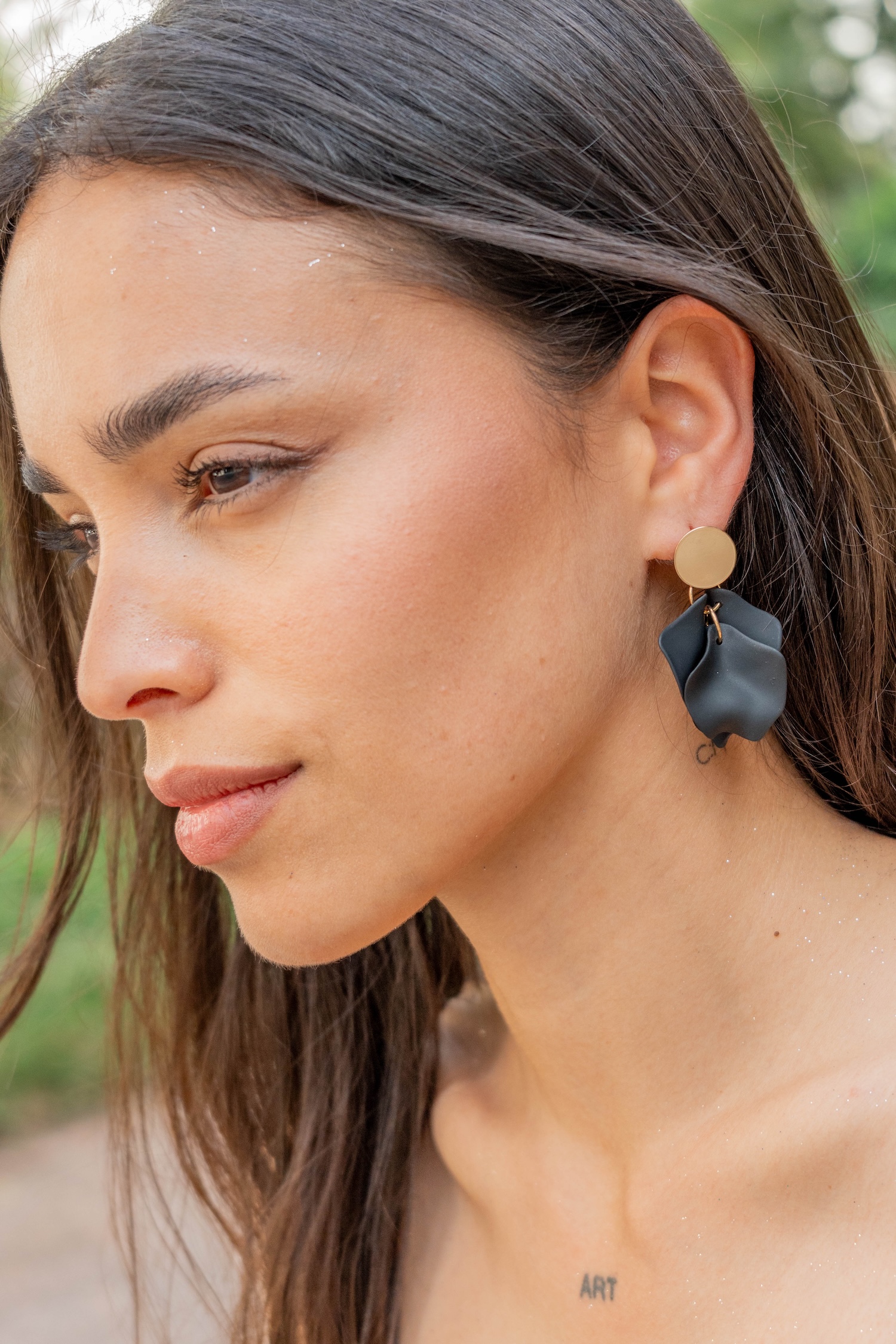 Caravanas como con pétalos negros