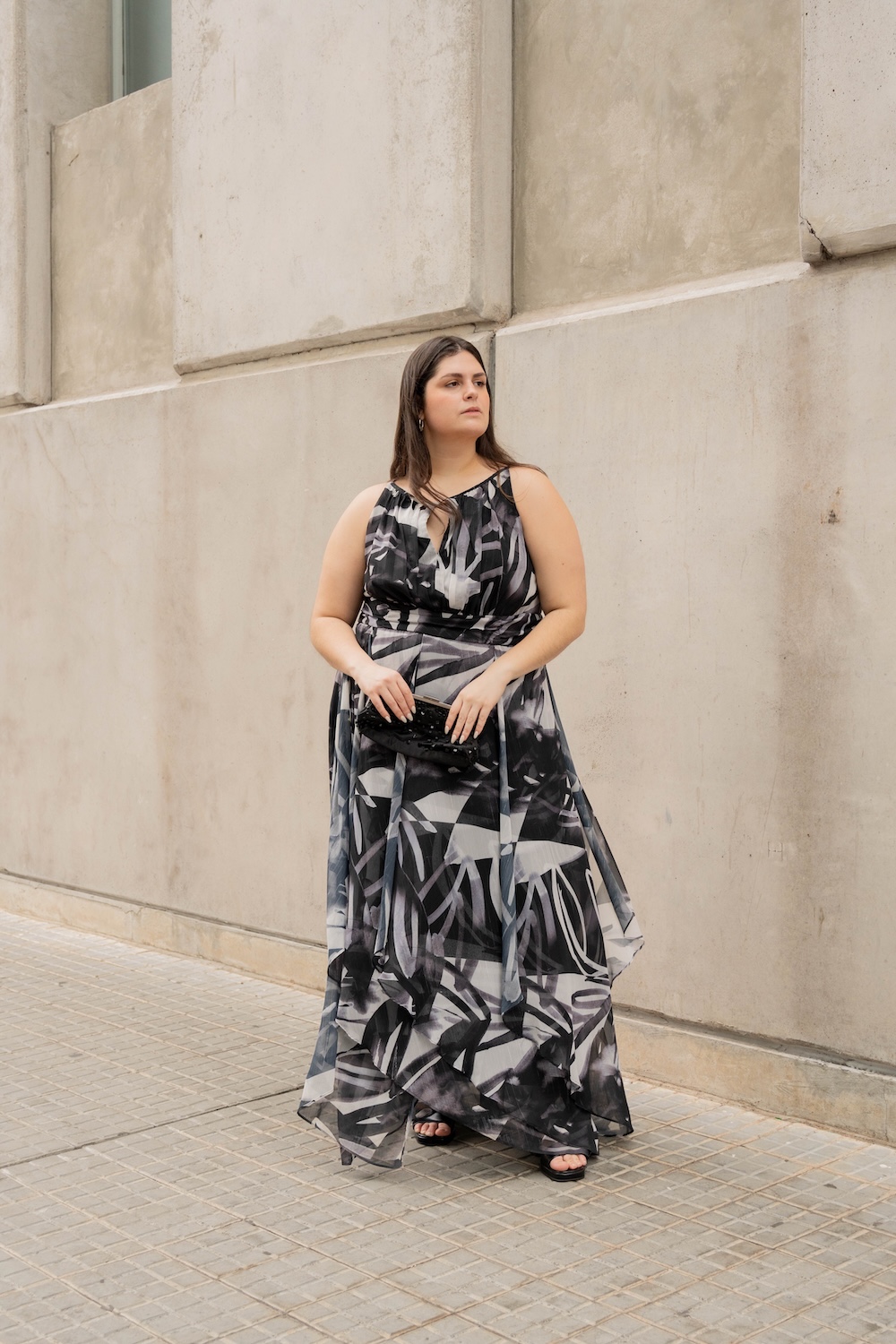 Vestido con estampado en tonos de gris