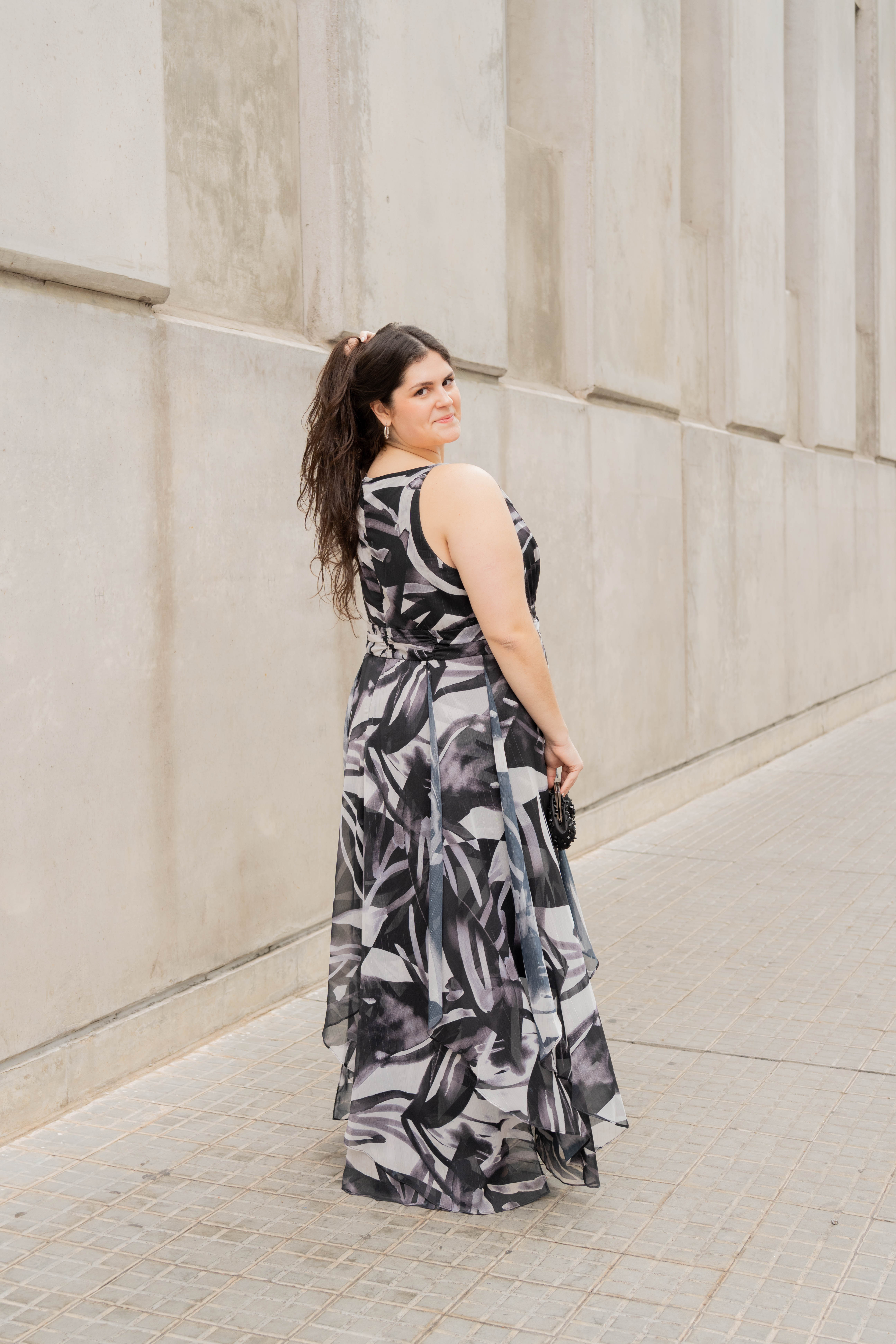 Vestido con estampado en tonos de gris