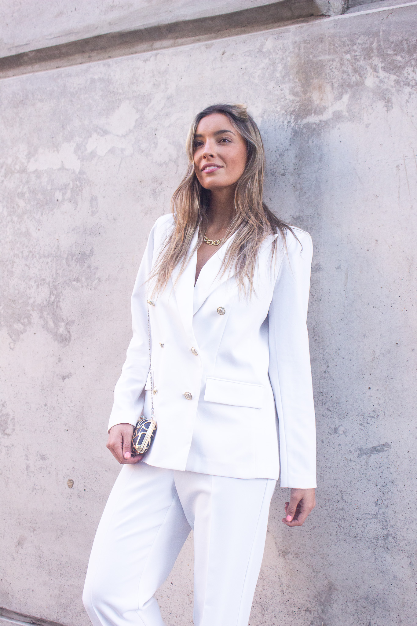 Chaqueta blanca con botones dorados