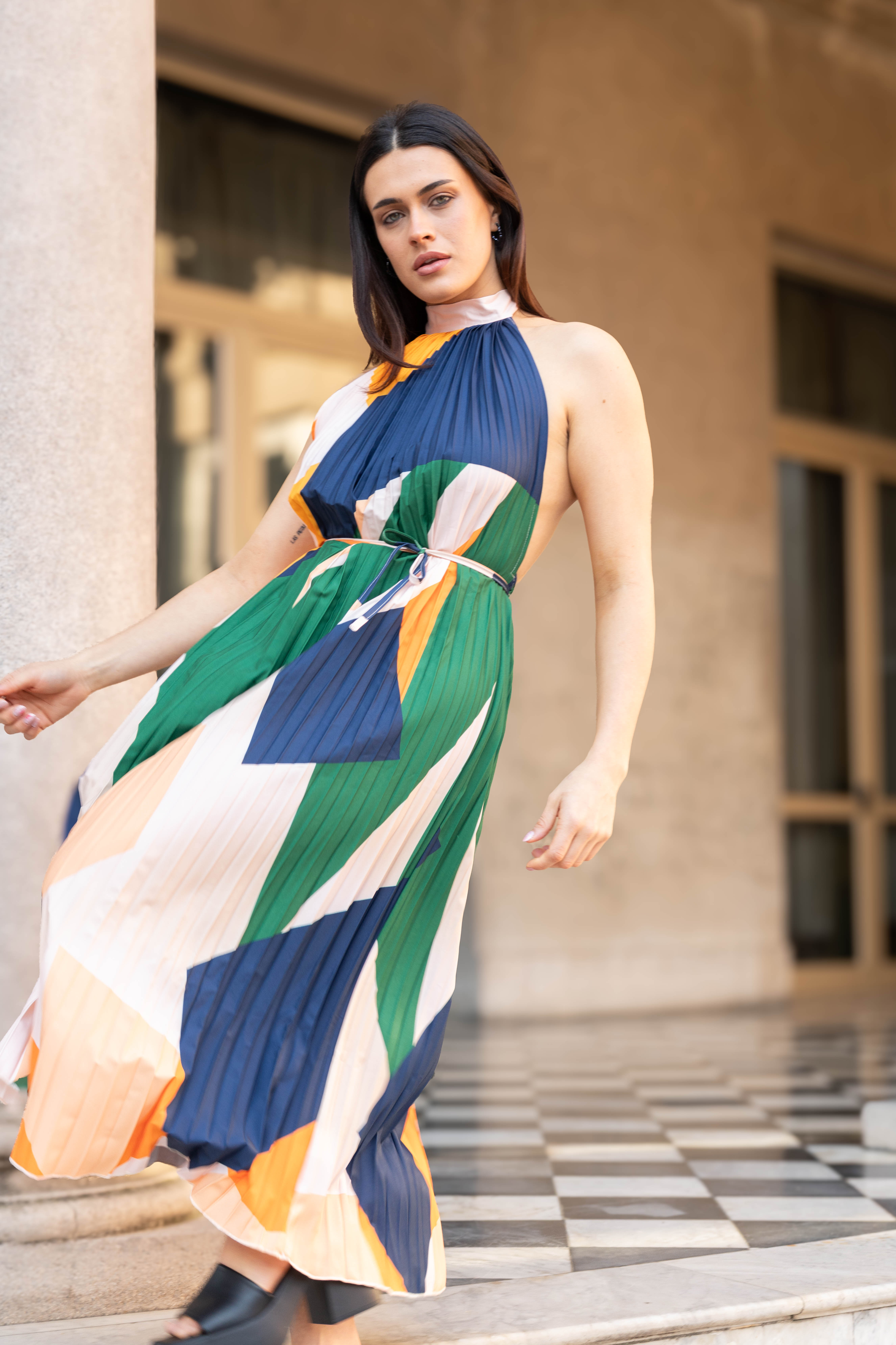 Vestido plisado con espalda escotada