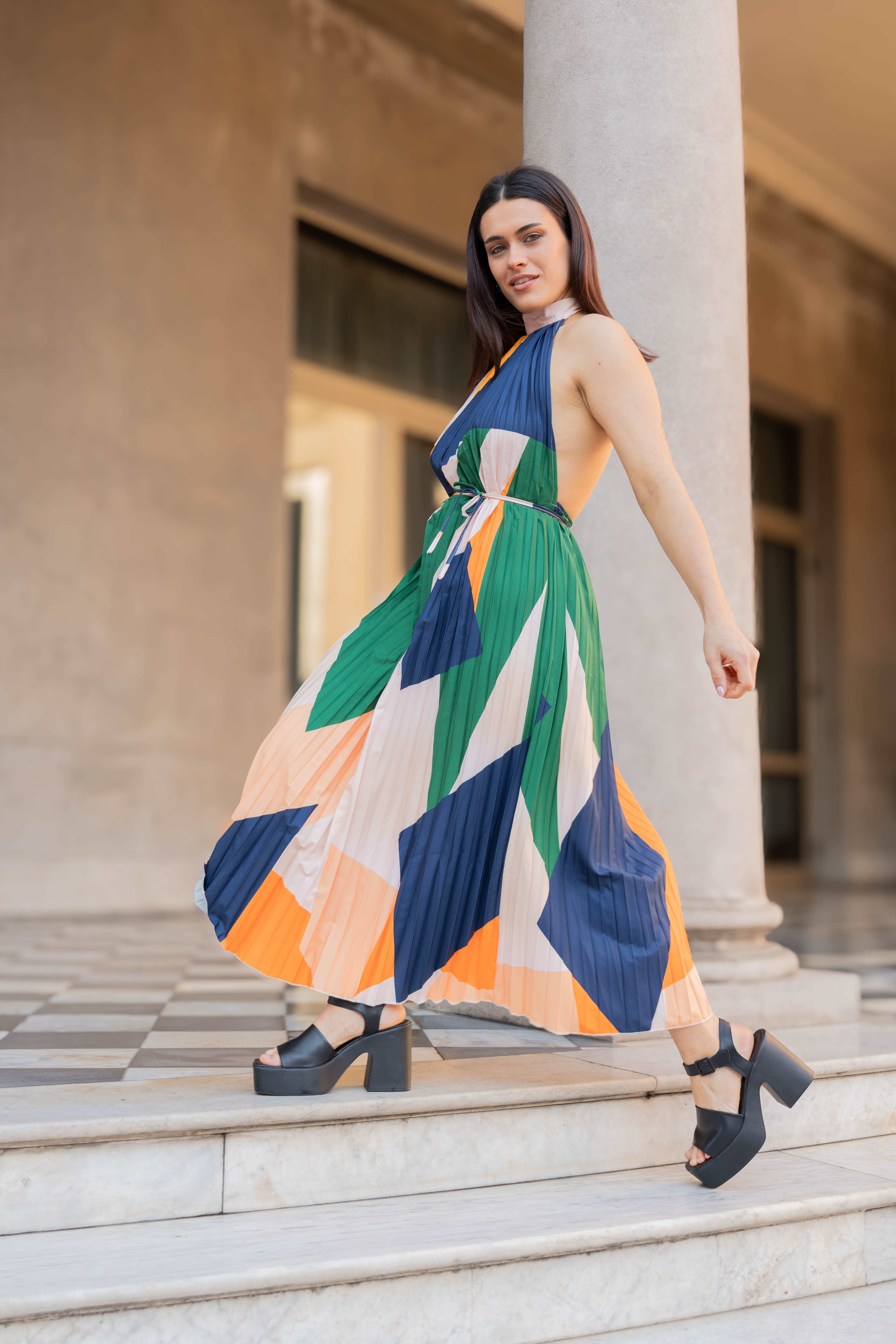 Vestido plisado con espalda escotada