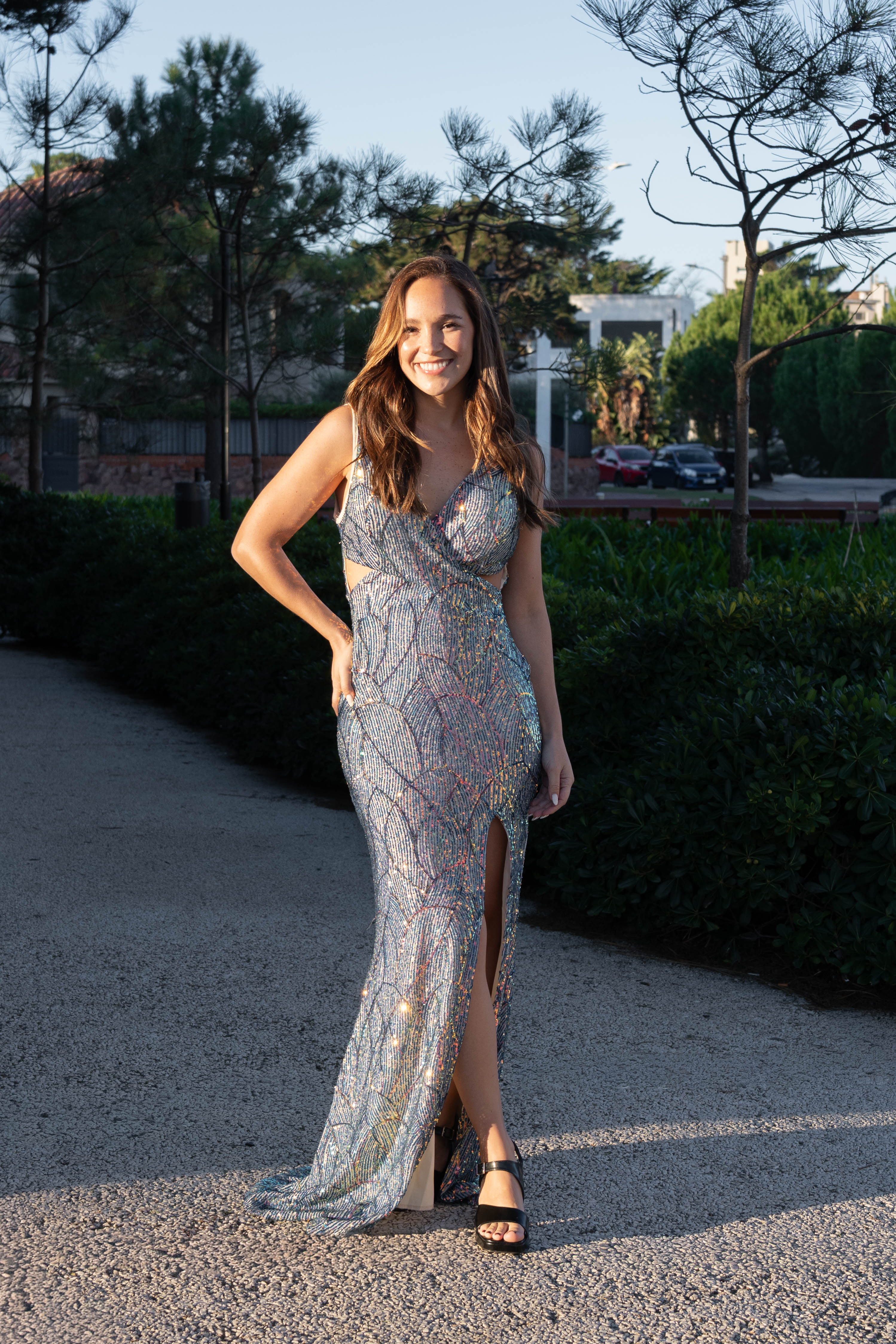 Vestido de lentejuelas con top cruzado y tajo