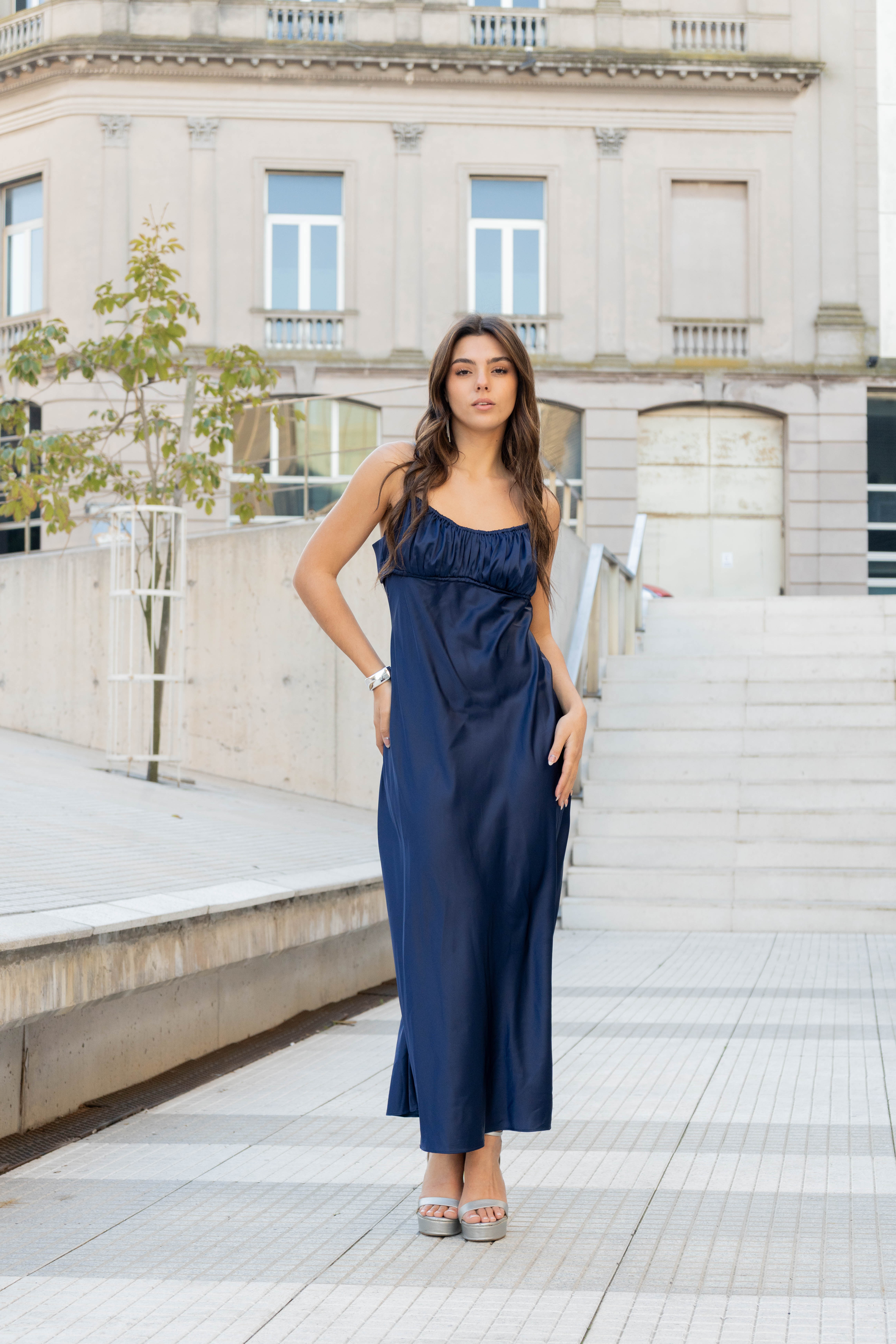 Vestido en satén azul marino con espalda escotada