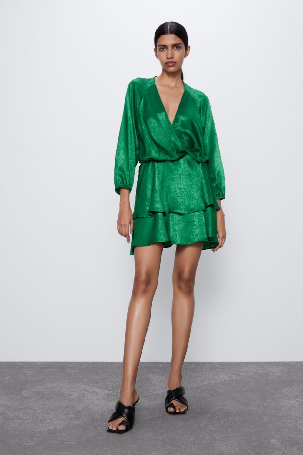 Vestido en satén verde con volados en falda