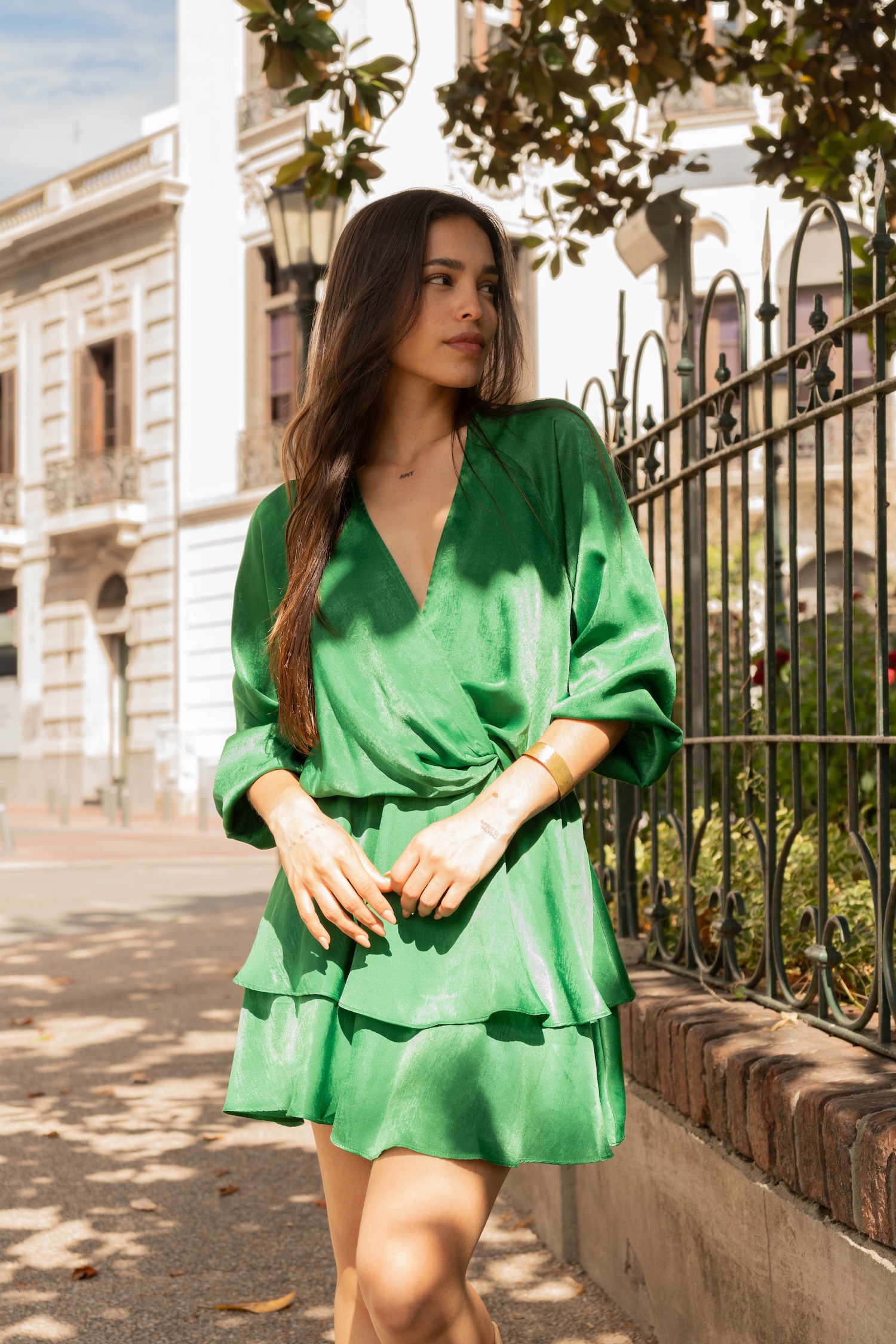 Vestido en satén verde con volados en falda