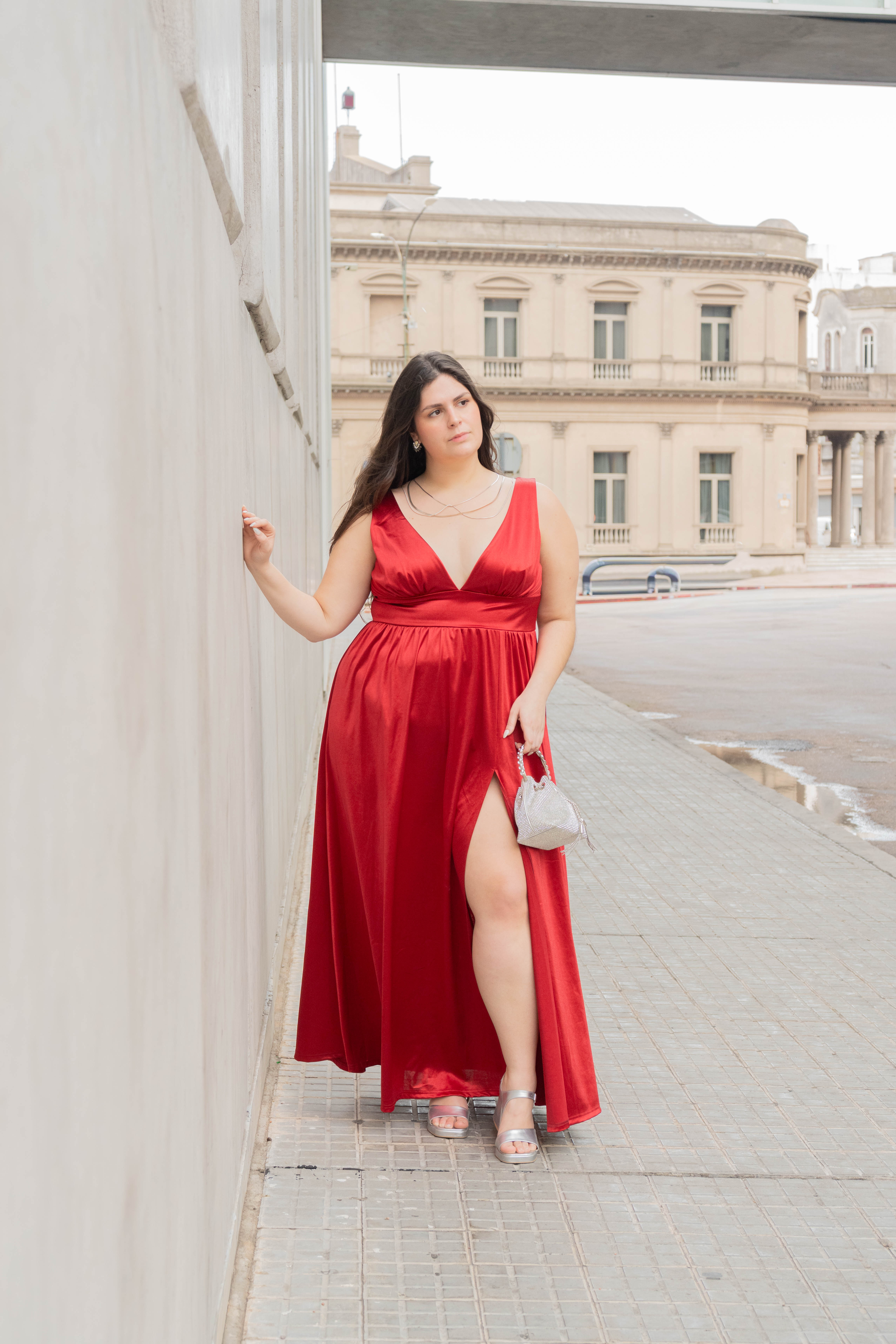Vestido en satén rojo con tajo