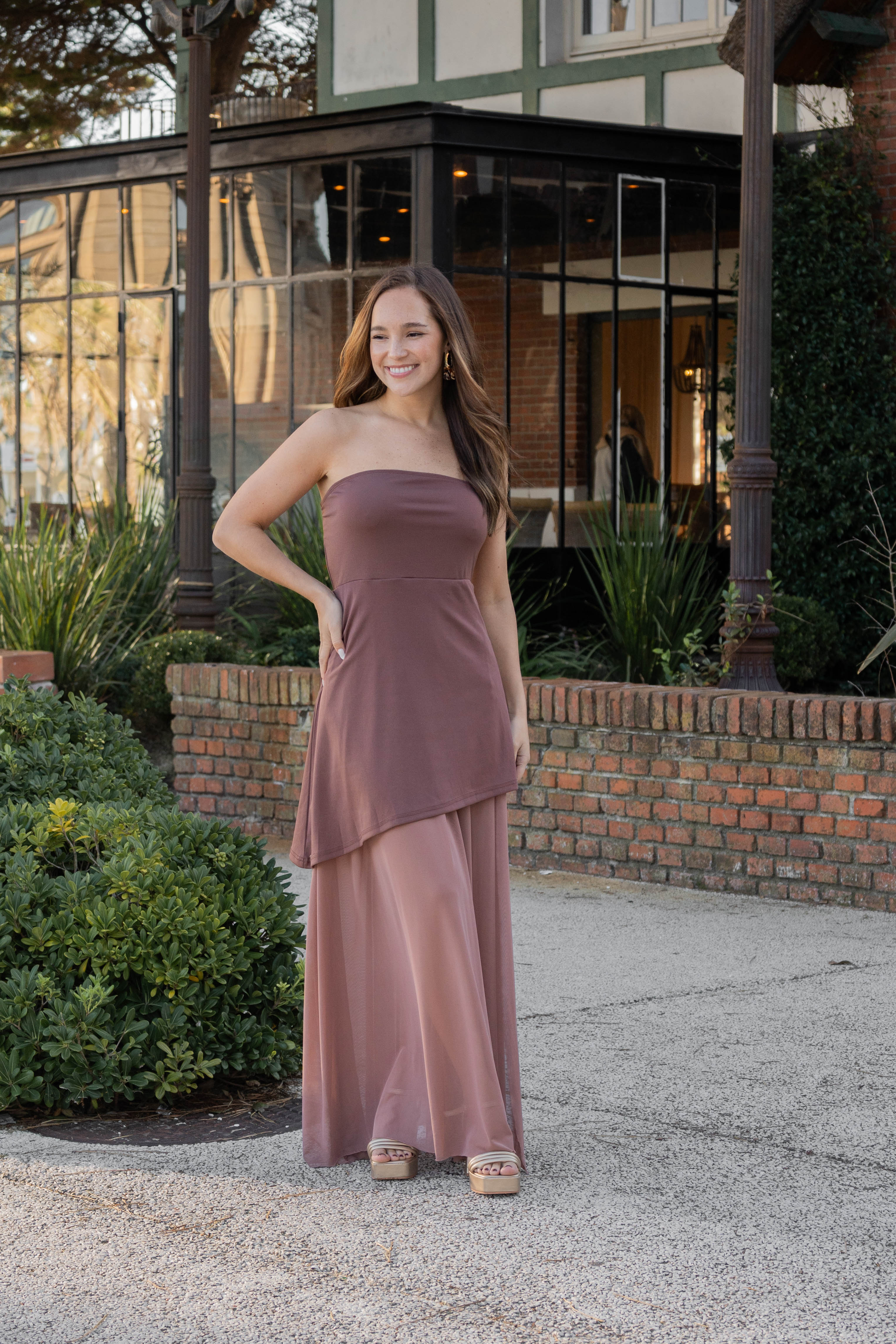 Vestido con transparencia en falda y capa