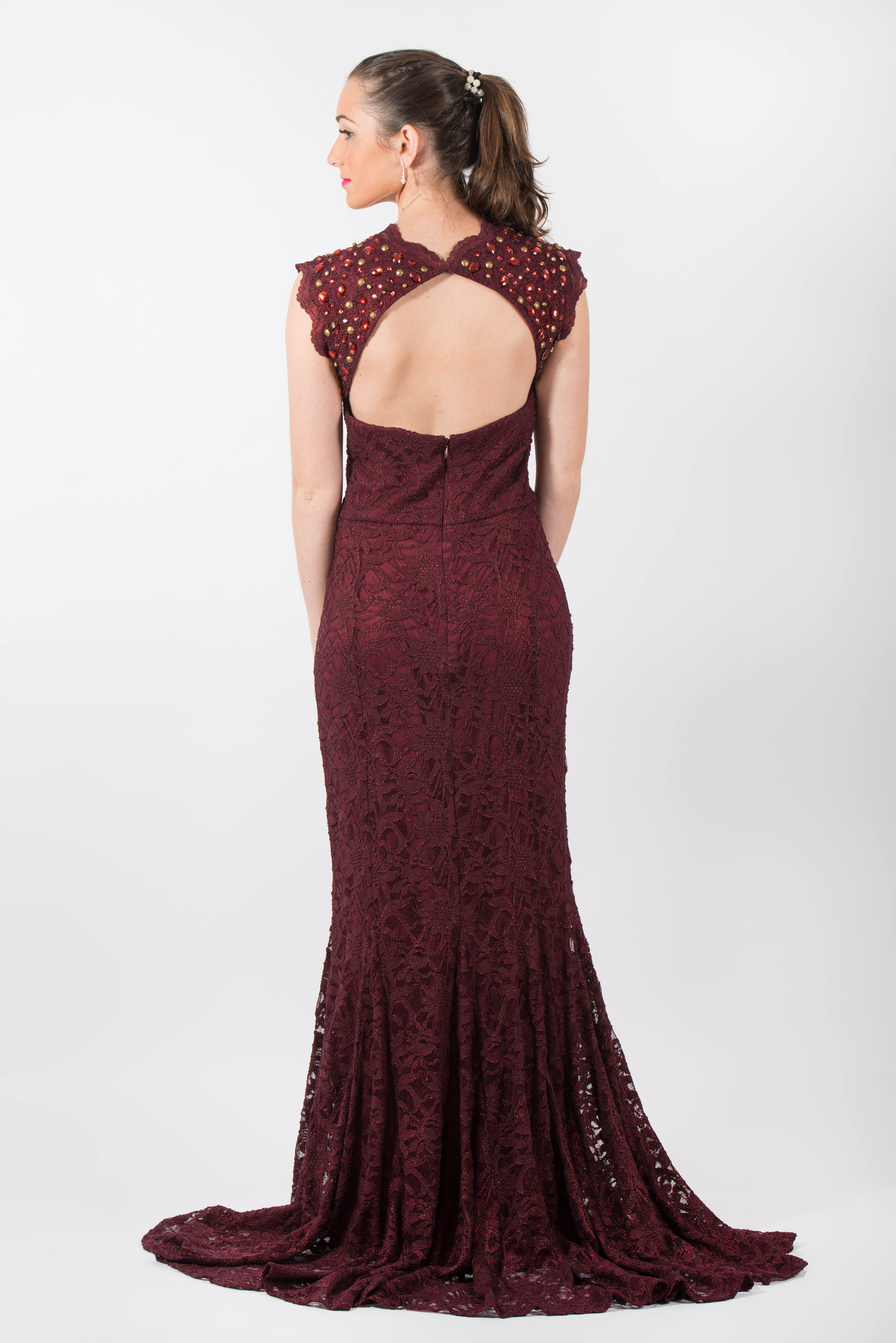 Vestido en encaje bordeaux con detalle en mangas y espalda