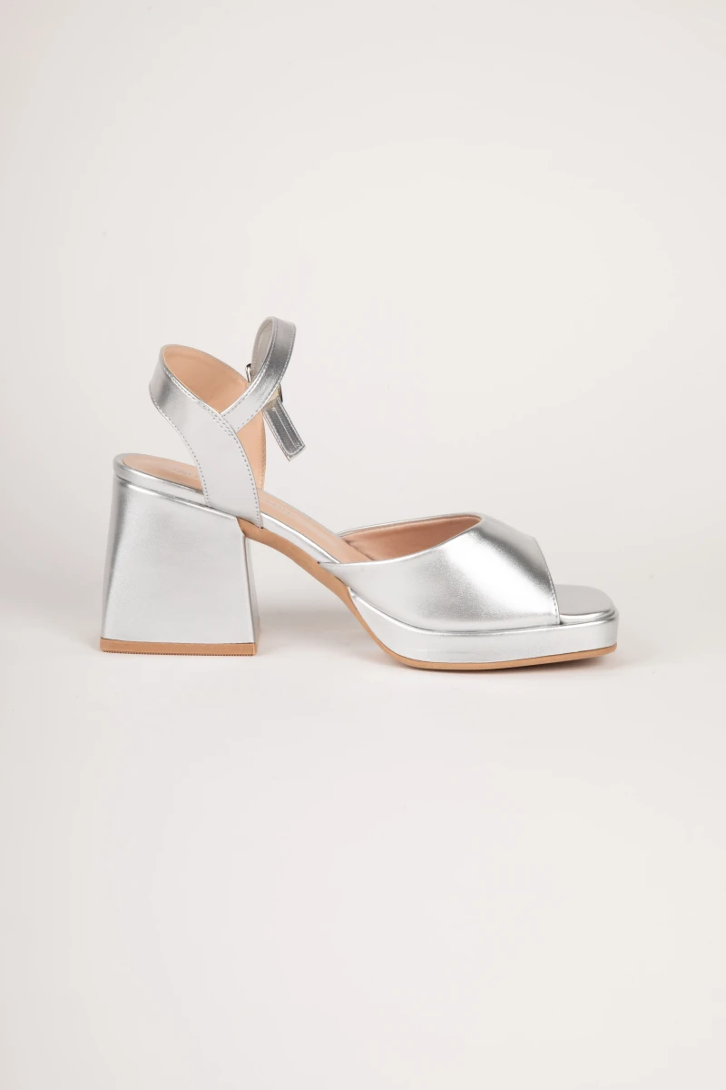 Sandalias plata con taco grueso